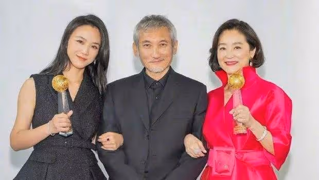 林青霞湯唯兩大女神同框，甜蜜比心一臉燦笑