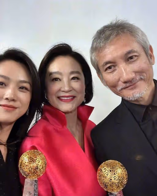 林青霞湯唯兩大女神同框，甜蜜比心一臉燦笑