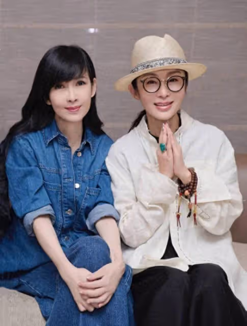 周慧敏曬與張敏同框合照，親密相擁友誼深厚