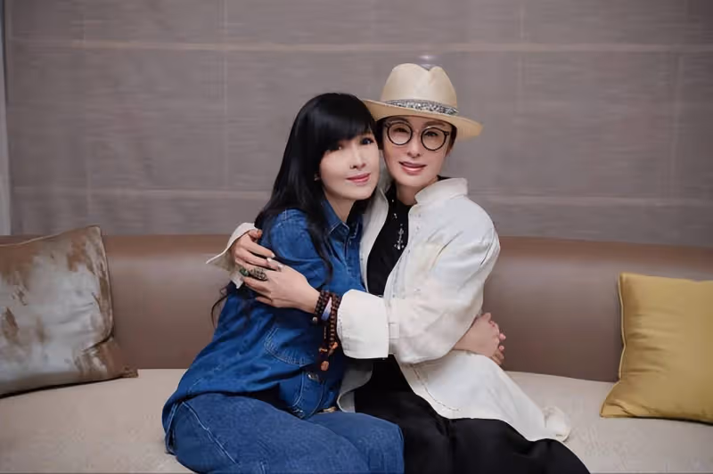 周慧敏曬與張敏同框合照，親密相擁友誼深厚