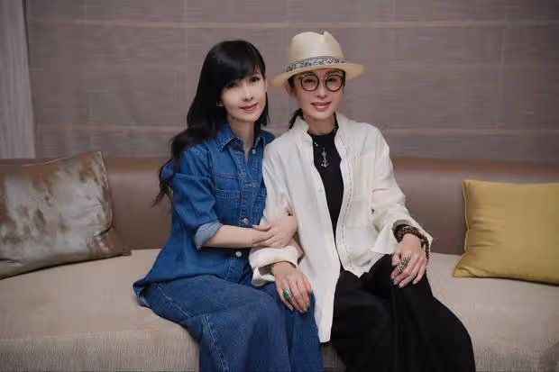 周慧敏曬與張敏同框合照，親密相擁友誼深厚