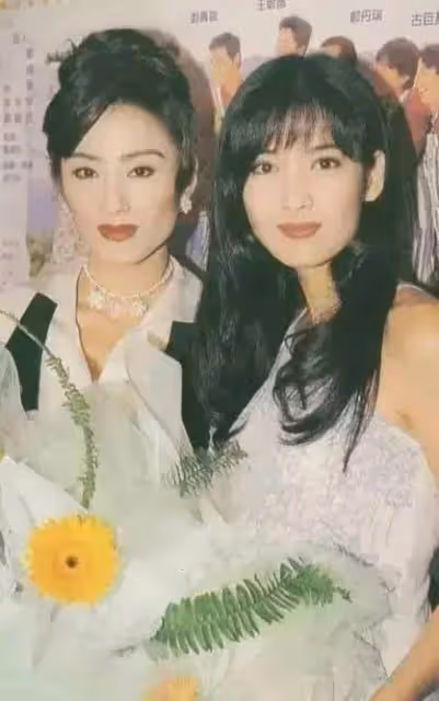 周慧敏曬與張敏同框合照，親密相擁友誼深厚