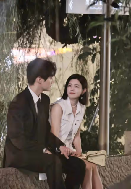 陳妍希懶理婚變傳聞和小鮮肉拍戲，甜蜜對視年下感爆棚