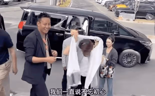 50歲董卿現身拉薩,素顏出鏡身披哈達非常鬆弛