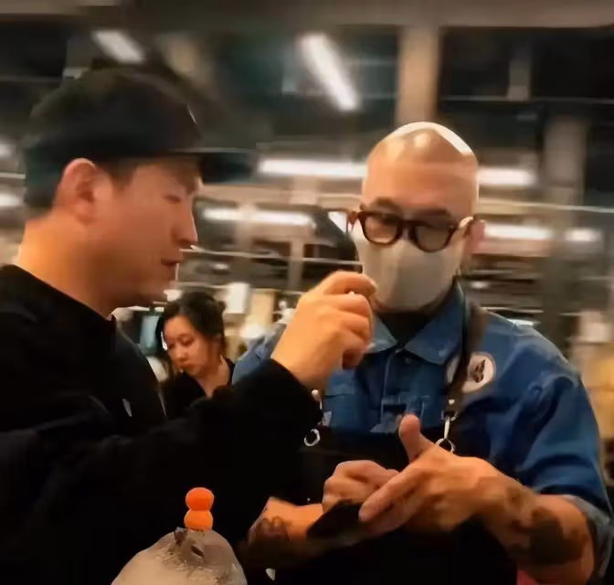 具俊曄烤肉店生意火爆,價格便宜還超會營銷,消費就送夫妻簽名照