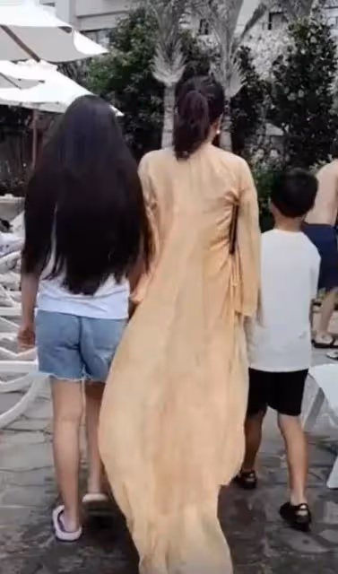 汪小菲一家在國外團聚,一家人玩耍超開心,小玥兒越來越像媽