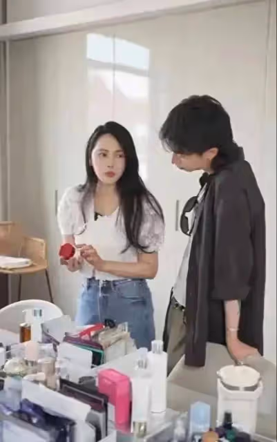 伊能靜和兒子現身機場,帶6個大皮箱行李超多,媽媽不舍兒子幹活