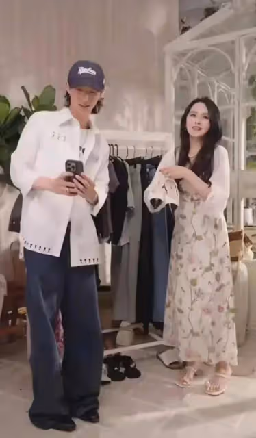 伊能靜和兒子現身機場,帶6個大皮箱行李超多,媽媽不舍兒子幹活