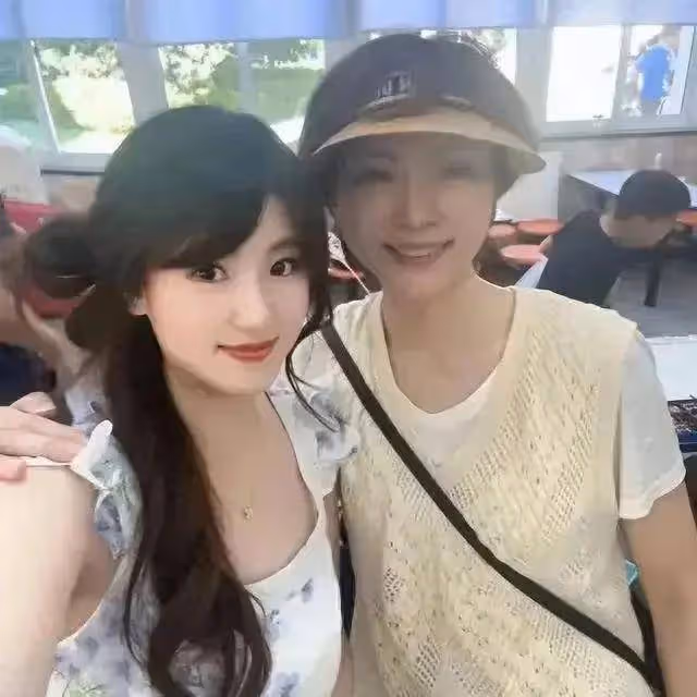 網友拉薩偶遇董卿，素顏現身狀態超好，大方滿足粉絲合影要求