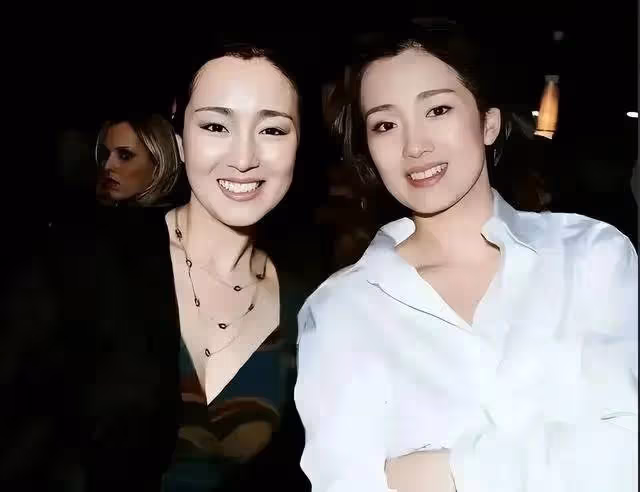 鞏俐和替身合影:倆人長得幾乎一模一樣,這誰能分清她倆誰是誰?