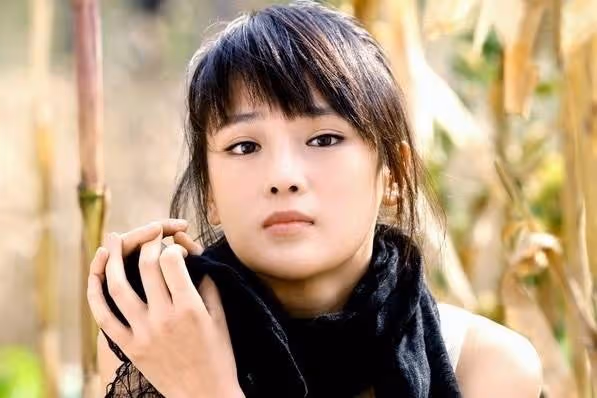 鞏俐和替身合影:倆人長得幾乎一模一樣,這誰能分清她倆誰是誰?