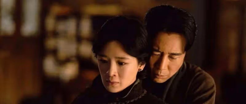 鞏俐和替身合影:倆人長得幾乎一模一樣,這誰能分清她倆誰是誰?
