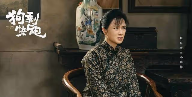 鞏俐和替身合影:倆人長得幾乎一模一樣,這誰能分清她倆誰是誰?