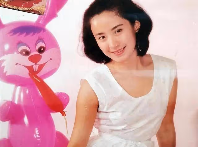 嫁大13歲名導被捧紅，丈夫病逝後不願再演戲，55歲至今未婚無兒女