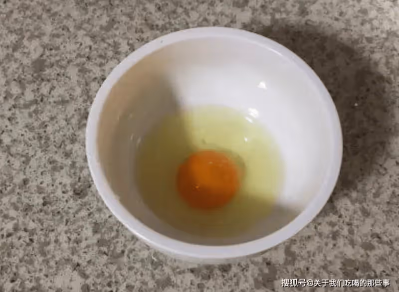 煮荷包蛋,不要水開馬上下鍋!掌握好2個方法,個個完整不散好吃