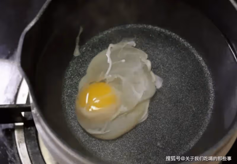 煮荷包蛋,不要水開馬上下鍋!掌握好2個方法,個個完整不散好吃