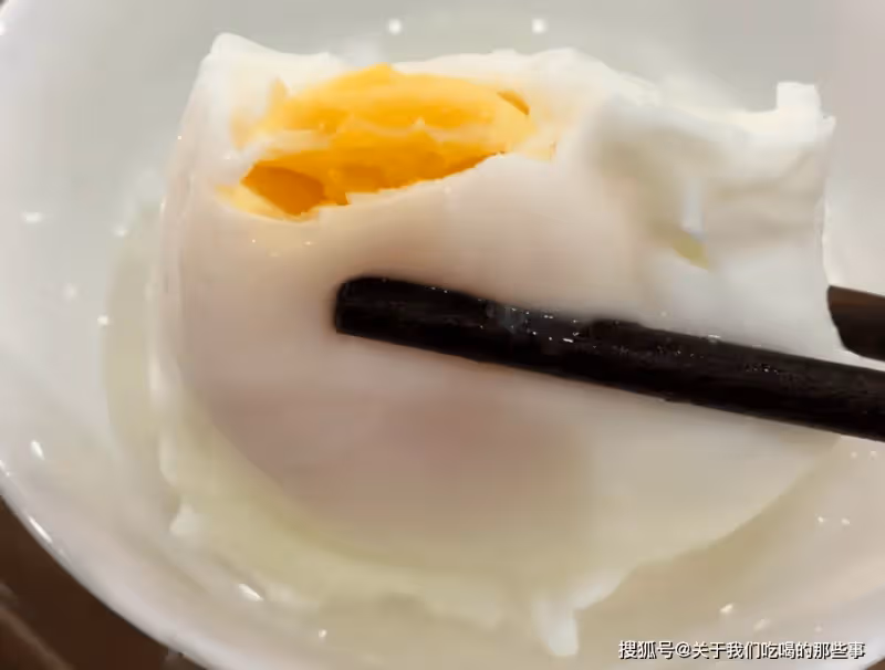 煮荷包蛋,不要水開馬上下鍋!掌握好2個方法,個個完整不散好吃