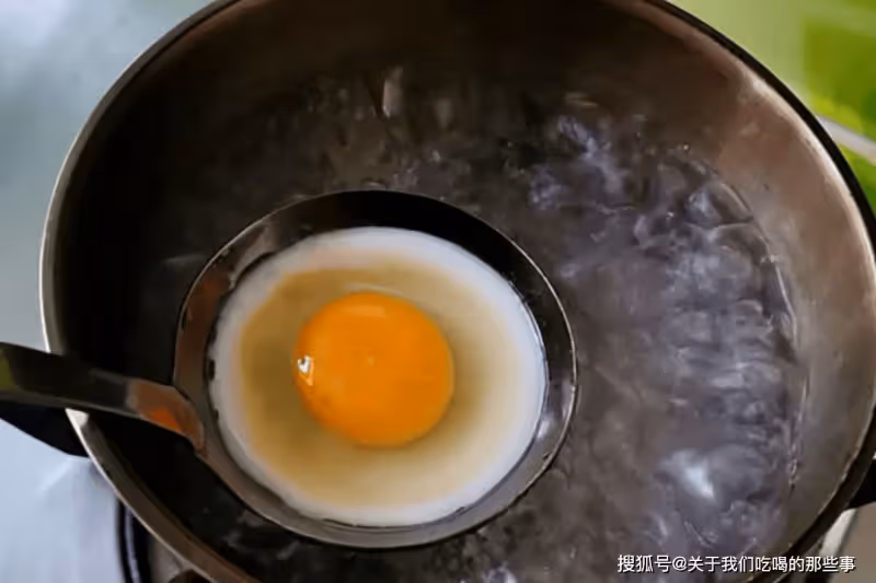 煮荷包蛋,不要水開馬上下鍋!掌握好2個方法,個個完整不散好吃