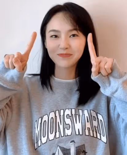 知名女星拒認親父、送母豪宅、出道14年零緋聞,展現獨立自信的女性魅力
