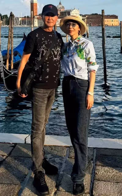 吳剛曬旅遊照,他老了但老婆還年輕,一個滄桑爺爺一個優雅阿姨!