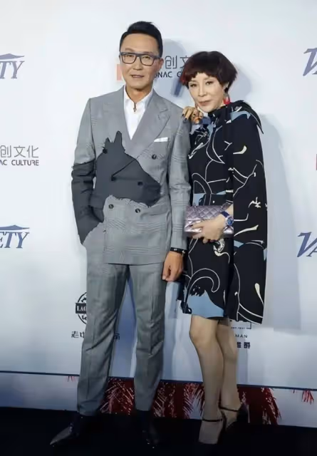 吳剛曬旅遊照,他老了但老婆還年輕,一個滄桑爺爺一個優雅阿姨!
