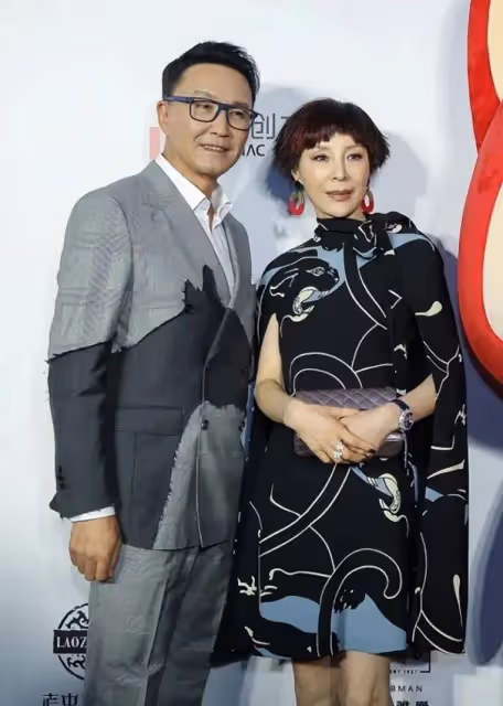 吳剛曬旅遊照,他老了但老婆還年輕,一個滄桑爺爺一個優雅阿姨!