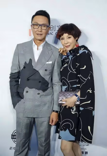 吳剛曬旅遊照,他老了但老婆還年輕,一個滄桑爺爺一個優雅阿姨!