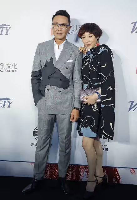 吳剛曬旅遊照,他老了但老婆還年輕,一個滄桑爺爺一個優雅阿姨!
