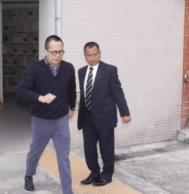 李嘉誠牽女友逛街成滄桑爺爺,周凱旋都市打扮穿搭時尚,牽手漫步秀恩愛
