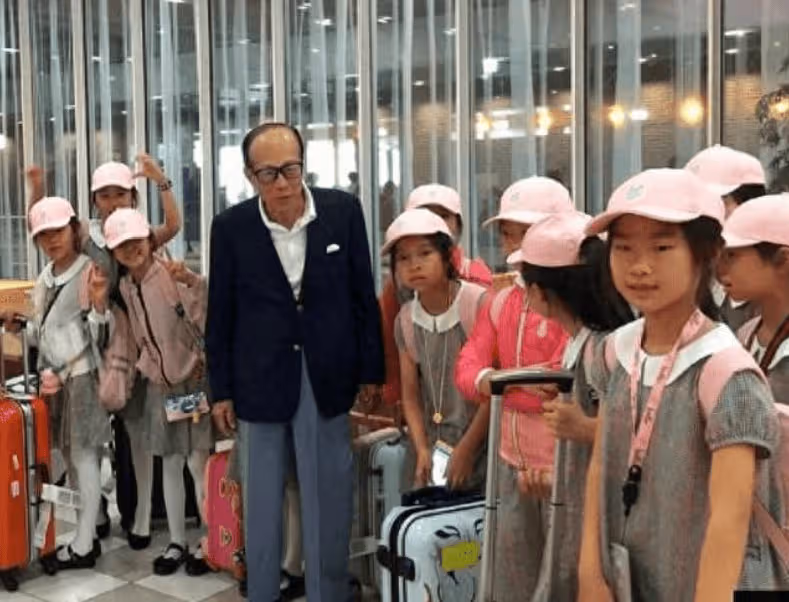 李嘉誠牽女友逛街成滄桑爺爺,周凱旋都市打扮穿搭時尚,牽手漫步秀恩愛