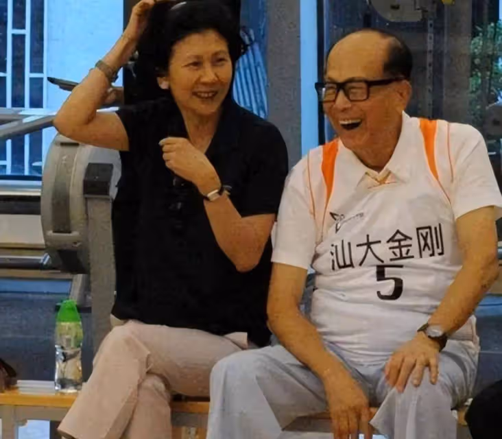 李嘉誠牽女友逛街成滄桑爺爺,周凱旋都市打扮穿搭時尚,牽手漫步秀恩愛