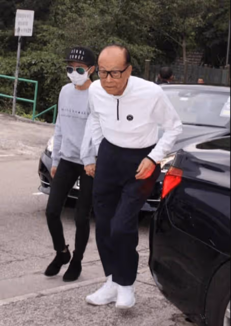 李嘉誠牽女友逛街成滄桑爺爺,周凱旋都市打扮穿搭時尚,牽手漫步秀恩愛