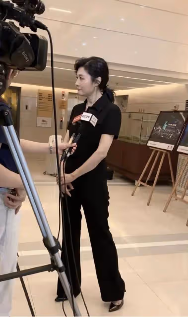 周濤終於換風格,穿黑色連體褲最少年輕20歲,紮起低馬尾太減齡