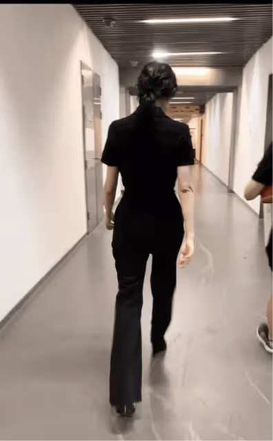 周濤終於換風格,穿黑色連體褲最少年輕20歲,紮起低馬尾太減齡
