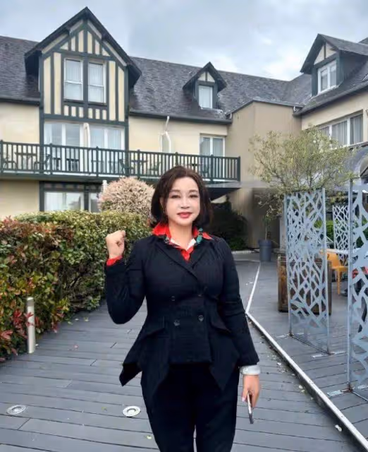74歲劉曉慶法國露面!憔悴、面部浮腫斷崖式衰老,穿著打扮引熱議