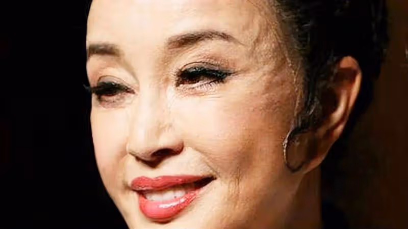 74歲劉曉慶法國露面!憔悴、面部浮腫斷崖式衰老,穿著打扮引熱議