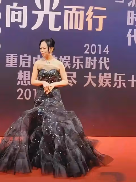 55歲黃綺珊真的老了,臂肉鬆弛、髮際線後移,離開精修一言難盡
