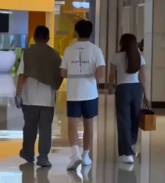 劉濤一雙兒女逛街被拍,16歲女兒青春期發胖,兒子高爸爸王珂半頭