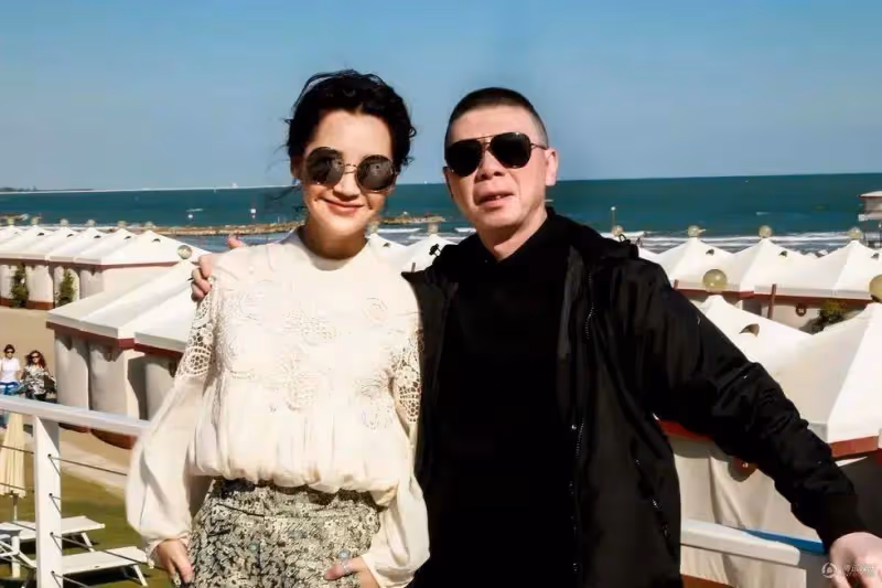 馮小剛和許晴合體,她穿蕾絲上衣像少女,馮小剛一身黑穿搭很帥氣