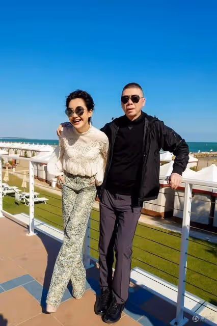 馮小剛和許晴合體,她穿蕾絲上衣像少女,馮小剛一身黑穿搭很帥氣
