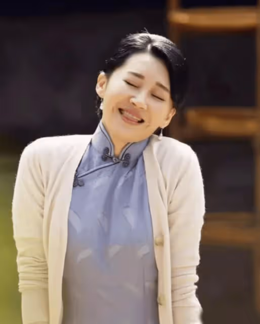 馮小剛和許晴合體,她穿蕾絲上衣像少女,馮小剛一身黑穿搭很帥氣
