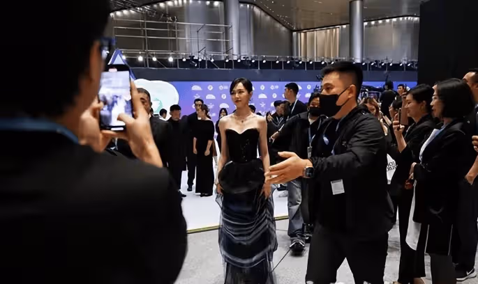 胡歌、周迅獲白玉蘭獎最佳男女主角，《繁花》拿下5項大獎，現場還有瞬間