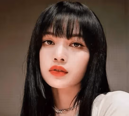 Lisa嫁入豪門有望,與 LV 三公子家人共餐,「諂媚臉」震驚網友