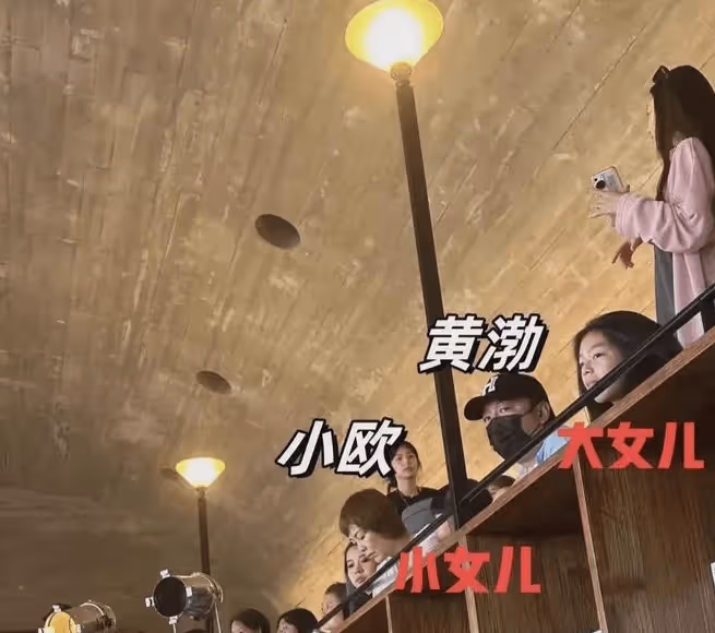 黃渤一家四口罕見同框!13歲大女兒爆風長大超像爸,妻子打扮顯老