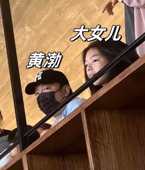 黃渤一家四口罕見同框!13歲大女兒爆風長大超像爸,妻子打扮顯老
