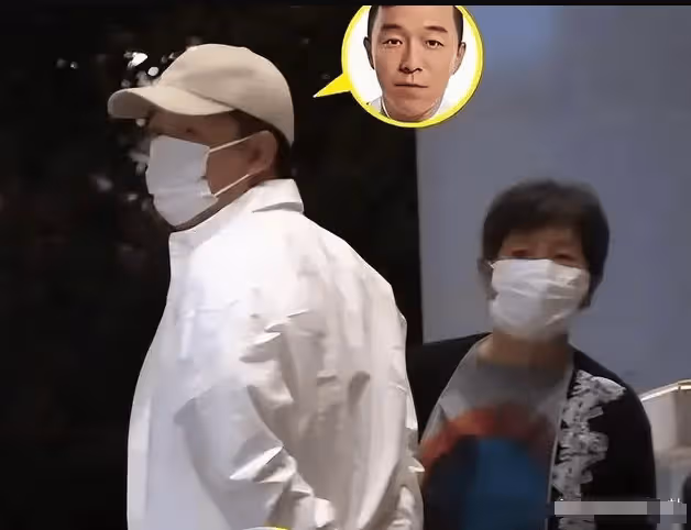黃渤一家四口罕見同框!13歲大女兒爆風長大超像爸,妻子打扮顯老