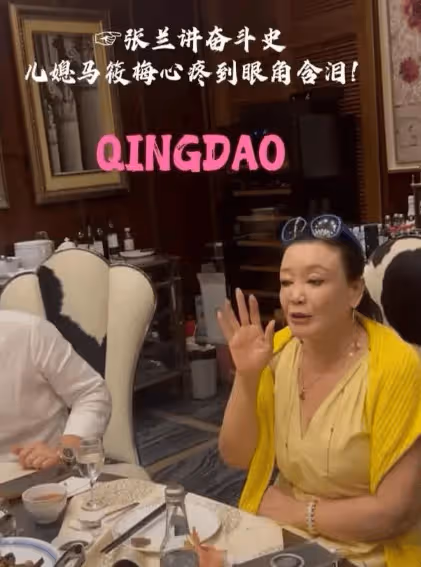 張蘭一句扛過豬排,馬筱梅紅了眼眶,汪小菲急忙俯下身低聲安撫!