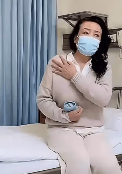 張蘭一句扛過豬排,馬筱梅紅了眼眶,汪小菲急忙俯下身低聲安撫!