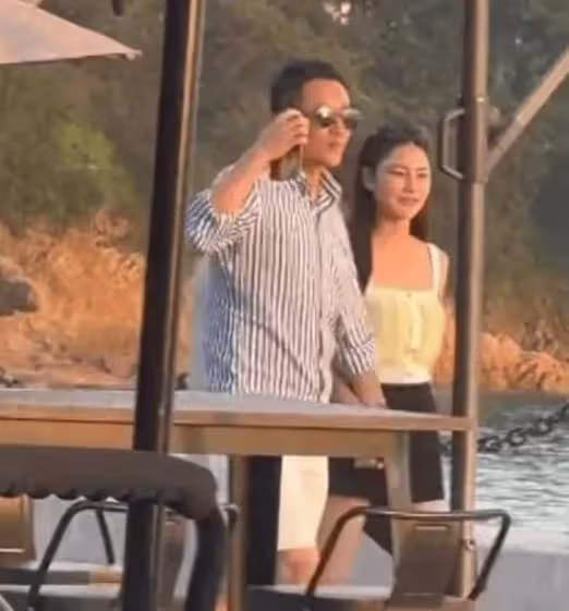 張蘭一句扛過豬排,馬筱梅紅了眼眶,汪小菲急忙俯下身低聲安撫!