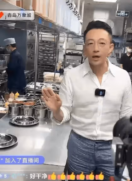 張蘭一句扛過豬排,馬筱梅紅了眼眶,汪小菲急忙俯下身低聲安撫!